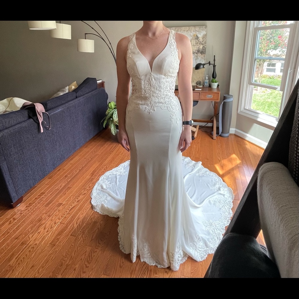 Elegant White Lace Wedding Dress - Picture 5 of 7